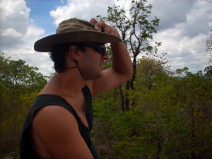 Na caçamba do caminhão de transporte do paratrike contemplando a imensidão do Cerrado.