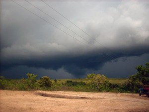 Era época de chuva no Cerrado e grandes tempestades caiam do nada
