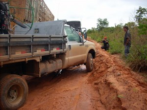 Isso é uma BR! Muita lama e buracos em uma importante estrada do Cerrado que liga Goiás a Bahia