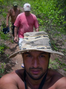 Chapéu para proteger do sol forte e caminhando pelas trilhas do Cerrado